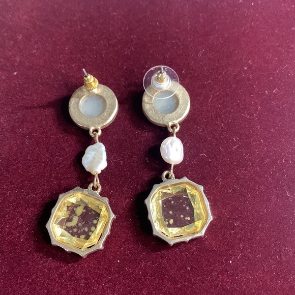 Faux Gold, pearl and rhinestone earrings. - Picture 2 of 3